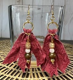 Made from recycled fabric, these Pirate inspired dangle earrings will be a great addition to your jewelry box.  Wear them with your Halloween costume, or out on the seas.  They will transform you into everyone's favorite wench in seconds! Pirate Wench Outfit, Pirate Jewelry Diy, Pirate Jewelry Aesthetic, Pirate Inspired Outfits, Theme Park Fashion, Pirate Earrings, Pirate Clothes, Pirate Aesthetic, Fair Costume