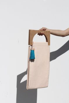 the things we wear” explains Shin Okuda from Waka Waka. The mixing of wood and uncluttered le Building Block Bag, Waka Waka, Wooden Bag, Geometric Fashion, Minimalist Bag, Building Block, Bag Handle, Diy Bag, Beautiful Bags