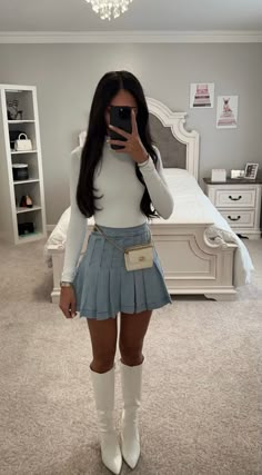 Outfits With A Denim Skirt, Outfits Skirts Aesthetic, Jean Tennis Skirt Outfit, Back To School Skirt Outfits, Cute Winter Outfits With Skirts, Jean Pleated Skirt Outfit, Light Denim Skirt Outfit, Denim Tennis Skirt Outfit, Small Skirt Outfits