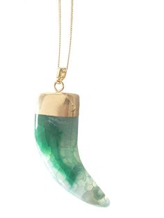 14k gold-plated agate necklace in green comes on an approx. 75 cm long real gold-plated armor chain. You will receive a map about the effects of the agate! ♡ WOW! This colorful horn is a cool eye-catcher that will complement your outfit perfectly. Each stone is unique in its color and shape. The agate stands for protection, strength and harmony. He balances Yin-Yan energy, encourages, heals and soothes. It strengthens creativity, self-confidence and intellect and is therefore particularly effect Agate Necklace Green, Plated Armor, Feelings And Emotions, Green Agate, Les Sentiments, Agate Necklace, Cool Eyes, Self Confidence, Real Gold