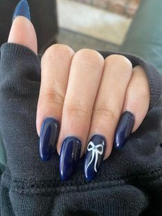 Midnight Blue Short Nails, Dark Blue Nails With White Design, Blue Nails With Design Coffin, Cute Nails Dark Blue, Navy Blue Prom Nails Almond, Navy Nail Inspiration, Navy And White Nail Ideas, Navy Blue Nails With Bow, Navy Almond Nails Design