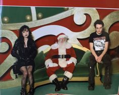 Emo with Santa Emo Santa Photos, Emo Christmas Aesthetic, Emo 2000s Aesthetic, Santa Pics, Emo Couples, Emo People