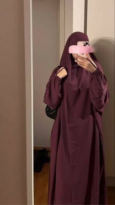 The most versatile piece one could find!Jilbabs are not only the perfect prayer wear but also perfect to run errands and also for brunch dates with your girl gang!Made from the most comfortable, softest and extremely summer friendly fabric, this piece is a must have!Fabric- Korean Nida FREE SIZE Niqabi Outfit Ideas, Jilbab Outfits, Islamic Modest Fashion, Stylish Hijab, Hijab Trends, Muslim Fashion Hijab Outfits