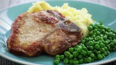 meat, mashed potatoes and peas on a plate