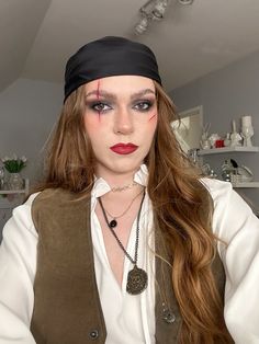 Pirate jack sparrow Halloween makeup Pirate Look Women, Halloween Costumes Pirate Makeup, Cool Pirate Costume, Pirate Halloween Costume Makeup, Pirates Costume Makeup, Pirate Makeup With Scar, Pirate Makeup Aesthetic, Make Up Pirate Woman, Pirate Halloween Makeup Women