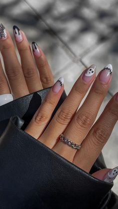 Nails Inspiration Fall 2022, Oval Shaped Halloween Nails, October Nails Acrylic Short, Ghost Dip Nails, 2022 Halloween Nails, Halloween Nail Aesthetic, Girly Nails Acrylic Classy, Oval Gel Manicure, Halloween Acrylic Nails Almond