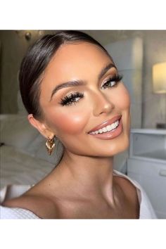 Formal Makeup Gold Eyeshadow, Makeup For Evening Wedding, Maternity Makeup Ideas Natural, Wedding Makeup With Glitter, Neutral Bridal Makeup Indian, Make Up For Bridemades, Elegant Wedding Makeup Looks, Bridesmaid Make Up Natural Brown Eyes, No Eyeshadow Makeup Look