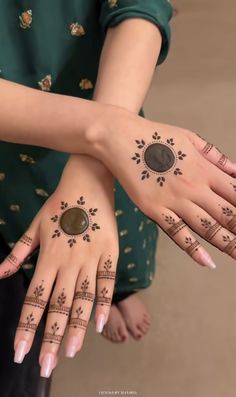 Simple Minimalist Mehendi Design, Minimal Mendhi Design, Simple Mehandi Designs Aesthetic Finger, Mendi Design Modern, Minimal Mehandi Design, Minimal Bridal Mehendi, Minimalistic Mehendi Designs, Minimalist Henna Design, Minimalist Mehendi Designs