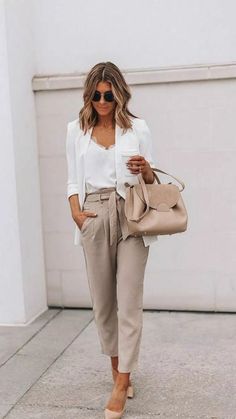 Spring Outfit Ideas For Work: The Ultimate Guide Beige Handbag, White Cami Tops, Old Navy Outfits, Minimalist Moda, Spring Work Outfits, Outfit Chic, Beige Outfit, Alex Perry, Beige Bag