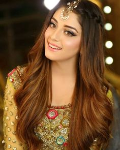 "2024 Hair Trends: Beautiful and Stylish Hairstyles for Women" Lehenga Hairstyles, Dunner Wordend Haar, Engagement Hairstyles, Hairstyles Indian, Indian Wedding Hairstyles, Bollywood Hairstyles, Open Hairstyles, Haircut Styles, Indian Bridal Hairstyles