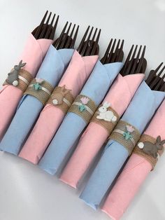 a bunch of napkins that are sitting on top of some kind of fork holder