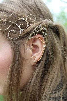 These are my high elf ear cuffs, they are taller than the other elfin cuffs I offer. These ear cuffs are super lightweight so as not to weigh you down during your magical adventures. They're also perfect for those without pierced ears.  Materials: These are made with permanently gold coloured copper wire and crystal beads. Fit: Each pair is adjustable, you just have to gently play with the wire by widening the opening the piece on the back. Also the curls on both ends can be loosened or tightene Elf Ear Accessories, Elf Ear Earrings, Fairy Custome Ideas, Gold Elf Ear Cuff, Nature Elf Outfit, Elven Ear Cuffs, High Elf Cosplay, Fairy Ears Aesthetic, Fairy Style Ear Cuff For Party