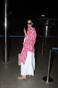 Even When She's Not On The Sets Of Koffee With Karan Season 7 With Shahid Kapoor, Kiara Advani's White Dresses Are Still A Hit White Cotton Maxi Dress, Birkenstock Slippers, Pretty Maxi Dress, Athiya Shetty, Koffee With Karan, Indian Movie, Strappy Maxi Dress, Shahid Kapoor, White Cotton Dress