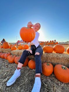 pumpkin patch Pumpkin Patch Photos With Friends, Fall Pictures At Pumpkin Patch, Pumpkin Patch Ideas Pictures, Pumpkin Patch Selfies, Aesthetic Pumpkin Patch Pictures, Pumpkin Patch Group Pictures, Pumpkin Patch Photoshoot Ideas