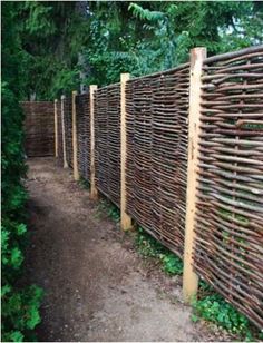 a wooden fence made out of bamboo sticks