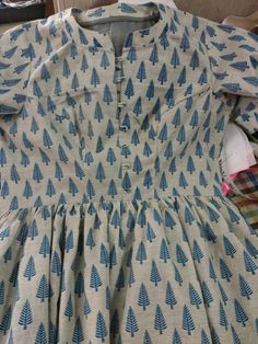 Stylish Frocks, Dress Pic, Stylish Kurtis Design, Frock Designs, Floral Frocks, Latest Dress Design, Trendy Shirt Designs, Dress Book