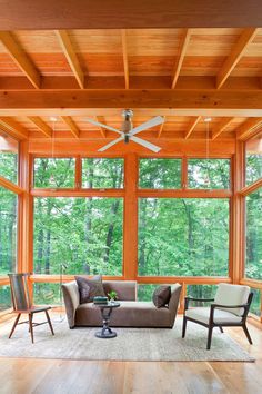 Wood Sunroom with Contemporary Furnitures The surroundings of this modern sunroom in the chalet where the wooden ceiling’s structures are not hidden are surrounded by nature. Porch Design Ideas, Screened Porch Designs, Screened Porches, Four Seasons Room, Three Season Room, Lake Side