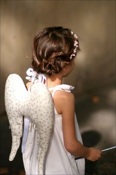 ailes tilda et couronne fleurs blanches White Angel Wings, Creative Cupcakes, Christmas Blessings, Butterfly Party, 자수 디자인, Purim, Inspiration For Kids, French Inspired