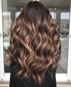 Purple Highlights Brown Hair, Highlights Brown Hair Short, Boliage Hair, Golden Highlights Brown Hair, Highlights Brown Hair Balayage, Dark Brown Hair With Highlights, Highlights For Dark Brown Hair, Brown Hair With Caramel Highlights, Rambut Brunette