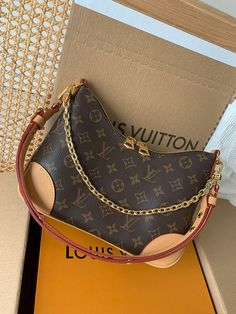 Size: 26cm*16cm*10cm It comes with Dust box, Care manual, Tag, and Paper bag. Louis Vuitton Women, Expensive Bag, Online Shopping Shoes, Louis Vuitton Shoulder Bag, Wallet Fashion, Replica Handbags, Vuitton Handbags, Monogram Canvas, Louis Vuitton Handbags