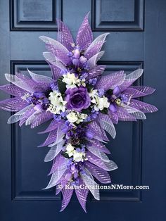 Deco Mesh Wreaths Diy, Purple Easter, Holiday Wreaths Diy, Mesh Wreath Tutorial, Easter Wreath Diy, Easter Spring Wreath