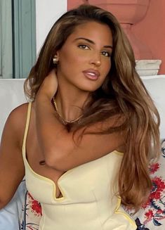 Caramel Brown Hair On Brown Skin, Golden Blonde On Tan Skin, Light Brown Hair For Tan Skin, Dark Hair Light Brown Eyes, Blonde On Morena Skin, Blonde And Tan Skin, Dark Blonde Hair Tan Skin, Honey Blonde On Tan Skin, Warm Honey Brunette