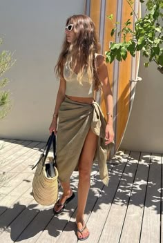 Beach Swim Outfit, Bali Outfit Ideas Midsize, Antalya Outfit Ideas, Bali Looks, Baja Outfit, Cruise Party Outfit, Brazil Summer Outfits, Bali Aesthetic Outfit, Tropical Vacay Outfits