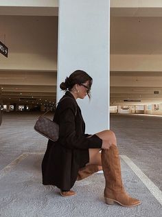 Cowboy boots outfit. Cowboy boots aesthetic. Fall aesthetic. Cowboy boots outfit fall. Camel Boots Outfit, Brown Suede Boots Outfit, Cowboy Boots Outfit Fall, Cowboy Boots Outfit Winter, Brown Cowboy Boots Outfit, Knee High Boots Chunky, Suede Boots Outfit, Camel Outfit