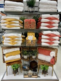 Creative Model Homegoods Merchandising, Homeware Display, Tj Maxx Decor, Retail Store Layout, Pet Store Design, Merchandise Display, Store Shelves Design, Clothing Store Design, Store Design Boutique