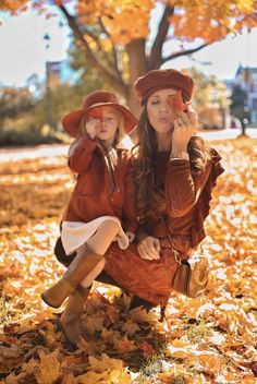 Family Fall Photoshoot Ideas, Family Fall Photoshoot, Mommy Daughter Photoshoot, Fall Photoshoot Ideas, Composition Photo