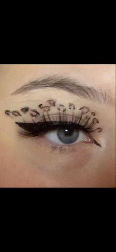 🐆 Halloween Makeup Looks Leopard, Cheetah Print Eye Makeup, Leopard Print Eye Makeup, Jaguar Makeup Halloween, Snow Leopard Makeup, Glamour Makeup Leopard, Leapord Makeup Looks, Leopard Eye Makeup, Leapord Halloween Outfit