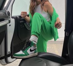 Streetwear Fashion Outfits, Jordan Fits, Green Outfits, Jordan Outfit, Green Outfit, Aesthetic Colors, Style Change, Air Jordan 1 Mid