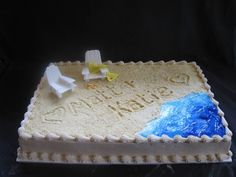 there is a cake that has been decorated to look like the beach