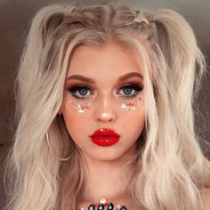 Rave Hair And Makeup, Festival Glitter Looks, Face Glitter Ideas Festival, Rave Makeup Glitter, Music Festival Makeup Ideas, Rave Makeup Ideas, Coachella Make-up, Festival Glitter Makeup, Festival Makeup Looks