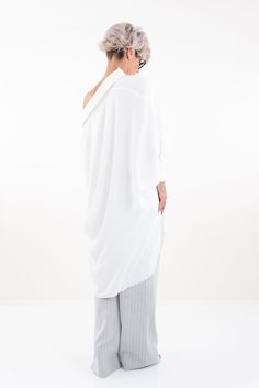 "* Oversized Fit * Wide Sleeves * Side Slits * Asymmetric Length * Dropped Shoulder * Model is 1.64cm (5ft 3\") tall, 50 kg (110Lbs) and wears size Small Clothes By Locker Room SIZE CHART (These measures are BODY measures NOT of the clothes) SIZE XS US/Canada 2 UK 4 Europe 32 Australia 6 Japan 5 Bust: around 33 in/84 cm Waist: around 26 in/66 cm Hip: around 35.5 in/90 cm Approx height: 5'7\"/170 cm SIZE S US/Canada 4/6 UK 6/8 Europe 34/36 Australia 8/10 Japan 7/9 Bust: around 35 in/88 cm Waist: White Oversized Lagenlook Blouse, Oversized White Lagenlook Blouse, White Lagenlook Tops With Asymmetrical Hem, White Asymmetrical Hem Lagenlook Tops, White Asymmetrical Top Lagenlook Style, White Asymmetrical Lagenlook Top, White Oversized Long Sleeve Tunic, White Summer Shirt, Celebrity Short Hair