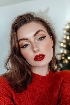 Festive Glam: 17 Must-Try Christmas Makeup Ideas to Shine This Holiday Season Holiday Make Up, Easy Christmas Makeup Ideas, Easy Christmas Makeup, Hair Show Ideas, Party Hair And Makeup, Christmas Party Hair, Styles For Hair, Christmas Party Makeup