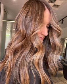 Caramel Bronde Haircolor, Brown Root Melt, Brown Blonde Balayage, Shadow Roots, Root Melt, Brown To Blonde Balayage, Boho Makeup, Balayage Brown, Blond Balayage