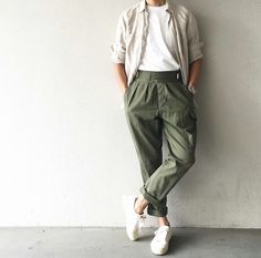 Bohemian Men, Bohemian Style Men, Fashion Boho, Stylish Mens Outfits, Streetwear Men Outfits, Green Pants, Mens Style