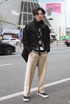 30 Stylish Mens Street Styles Ideas - Canvas Bag Leather Bag CanvasBag.Co Korean Street Fashion Men, Doc Martens Outfit, 일본 패션, Vans Outfit, Sweatpants Outfit