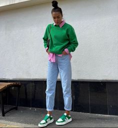 Mode Pop, Pullover Outfit, Wardrobe Tips, Outfits Chic, Green Sneakers, Looks Street Style, Nice Style, Outfit Trends, Ținută Casual