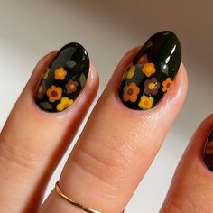 Retro Flower Nails, 1970s Nails, Short Gel Nails Ideas, Artsy Nails Designs, Cute Nails Fall, Retro Nail Art, Best Fall Nails, Nail Art Fall, Cute Fall Nails