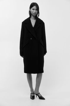 Calf-length  double-breasted coat in woven fabric. Notched lapels  buttons at front  and welt front pockets with flap. Lined. Fine Knit Cardigan, Puffer Coats, Fluffy Jacket, Turtle Neck Jumper, Car Coat, Camel Coat, Winter Trends, Wool Blend Coat, Double Breasted Coat