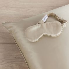 Crafted from 100% Mulberry silk in our beloved Natural hue, our Silk Eye Mask is gentle on the hair and skin as you sleep. It's also a thoughtful gesture to gift a loved one for a restful slumber. Colin King, Silk Eye Mask, Linen Sheet Sets, Silk Set, Best Build, Silk Linen, Linen Sheets, Linen Pillow Cases, Linen Bag