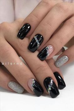 Endless tips for Hairstyles, Makeup, Nail designs, fashion, beauty, love, living Black And Silver Nails, Dark Nail Designs, Dark Nail, Square Nail Designs, Short Square Nails, Black Nail Designs, Nail Designs Glitter