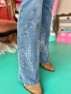 Unleash your wild side with the Blame It On My Roots Jeans. These high waisted denims feature a classic 5 pocket design and a flattering boot cut fit. The vintage western stitching adds a touch of playful nostalgia, perfect for those moments when you're feeling a little rebellious. 32" inseam Western Jean Painting, Western Disney Outfits, Western Painted Jeans, Vintage Western Clothes, Vintage Country Outfits, Western Outfit Women’s, Texas Rodeo Outfit, 70s Western Fashion, Western Winter Outfits Women