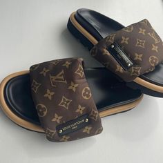 The Louis Vuitton Pool Pillow Flat Comfort Mules are a true summer essential. They Feature wide front straps in Louis Vuitton's instantly recognisable Monogram nylon with a soft down filling. This new season style adds the Louis Vuitton badge to the strap. All items are brand new & 100% authentic. DETAILSCacao BrownMonogram nylonDown fillingAnatomic insoleTreaded micro outsoleMade in Italy Need assistance? Use our Sourcery service or speak to a member of our team via WhatsApp Pool Pillow, True Summer, Mens Travel Bag, Summer Essential, Timeless Handbag, Luxe Fashion, Bags Designer Fashion, Exclusive Bag, Summer Essentials