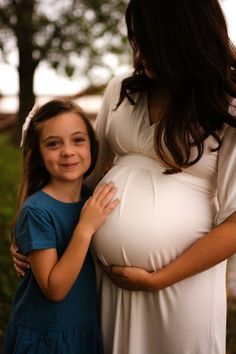 Summer Maternity Pictures, Mother Daughter Maternity, Diy Maternity Photos, Maternity Picture Outfits, Fall Maternity Photos, Outdoor Maternity Photos