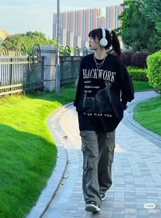 Tomboy Outfit Ideas, Tomboy Fits, Tomboy Aesthetic, Acubi Fashion, Boyish Outfits, Boyish Style, Korean Outfit Street Styles, Outfit Korean, Baggy Clothes