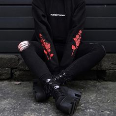 Gothic Hoodies, Dead Rose, Look Grunge, Woman Clothes, Hoodie Jumper, Grunge Look, Looks Black, Tops Fashion, Sweatshirts Pattern