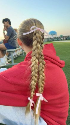 Cute Hair Ideas For Sports, Hairstyles With Ribbons Braided, Dig Pink Volleyball Hairstyles, Hair Styles For Game Day, Softball Hair With Ribbon, Pink Out Hairstyles Volleyball, Cross Country Hair Ribbons, Game Day Hair With Ribbons, Blonde Girl Hairstyles